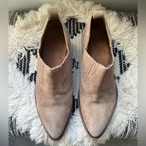 FRYE Billy Tan Suede Shootie. Women’s Size 7.5. Slip-on bootie. Western, Boho - Picture 12 of 12